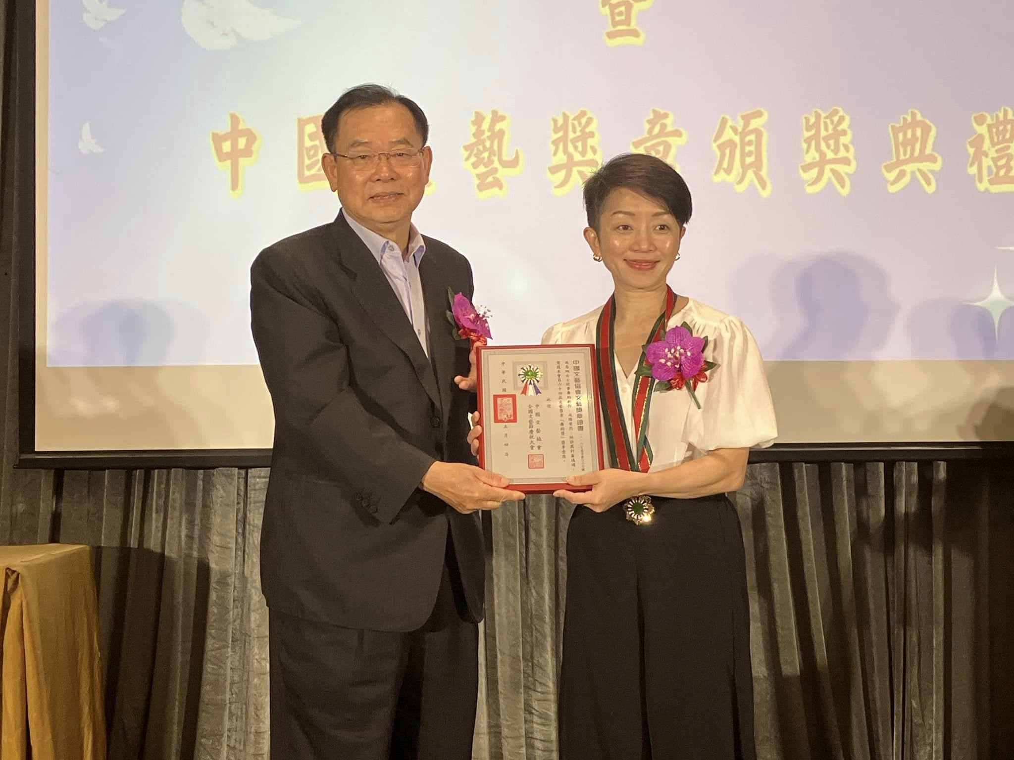 本院舞蹈系系主任吳易珊老師榮獲由文協頒發的「 榮譽獎章-舞蹈戲劇類 」 精選圖片