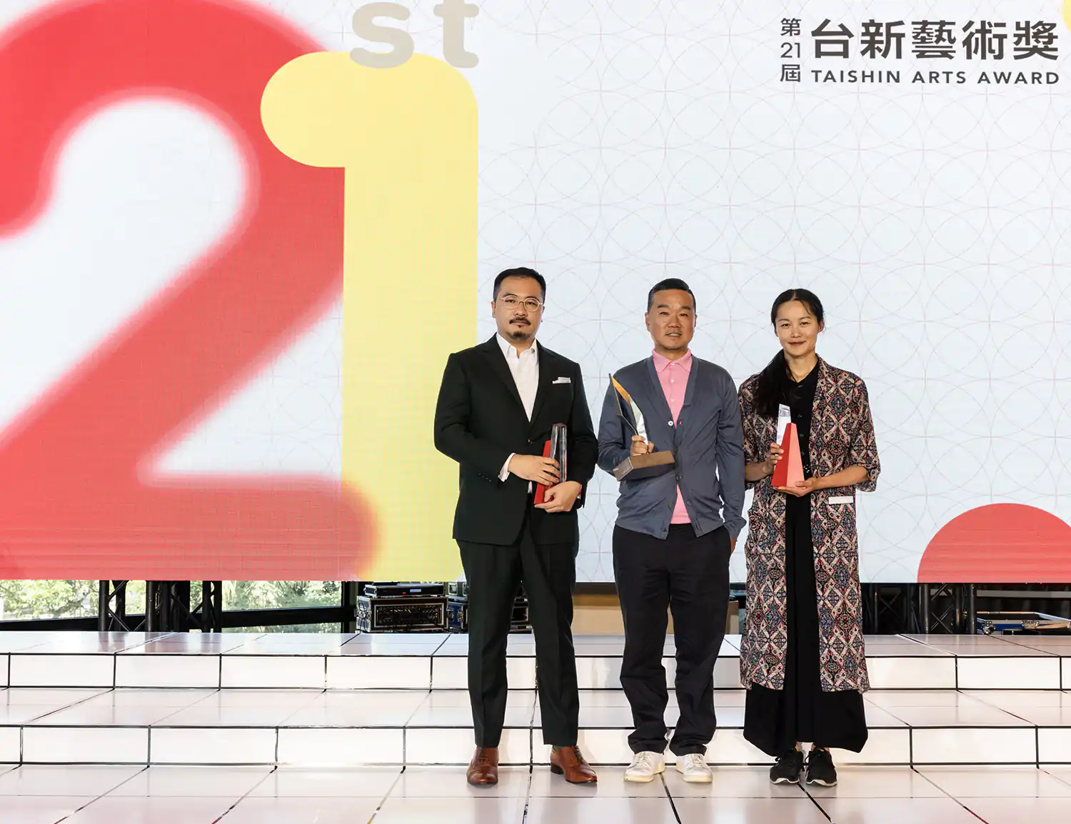 本系七年一貫制校友李貞葳以「李貞葳X法庫亞．佐坦《崩&mdash;無盡之下》（2022秋天藝術節）」勇奪表演藝術獎 合照