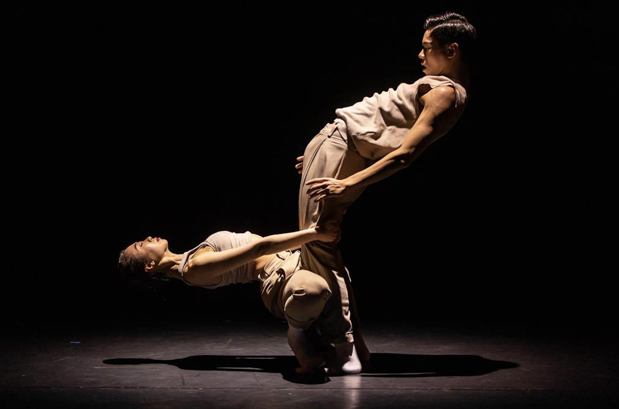 捷報!!本院校友陳廣軒與旅美舞者盧美云兩人合力編創的舞作《Voyage》（旅程），獲得27屆西班牙MASDANZA國際當代舞蹈節編舞大賽第二名！ 精選圖片